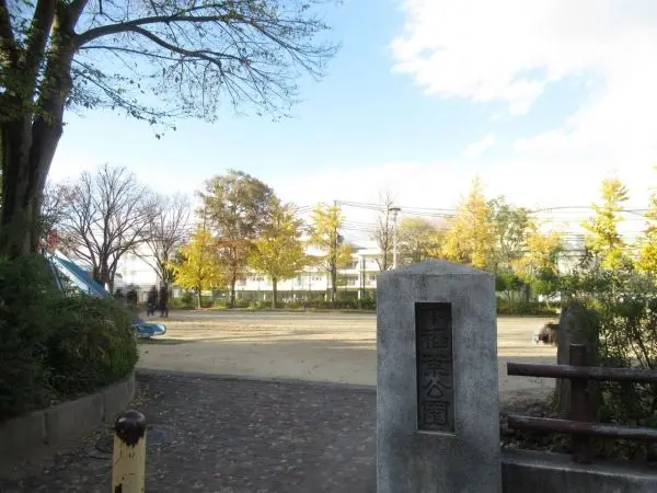 小さいお子様も遊べる公園です。気軽に行ける距離なので、お外で遊ばせる機会を増やせます。
