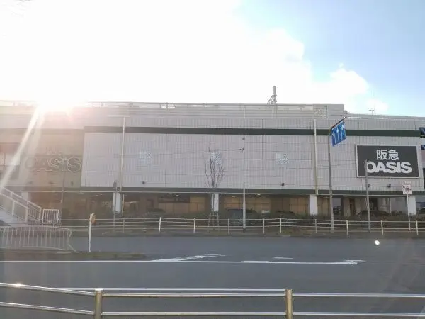 阪急千里線北千里に隣接しているスーパーです。徒歩12分です。