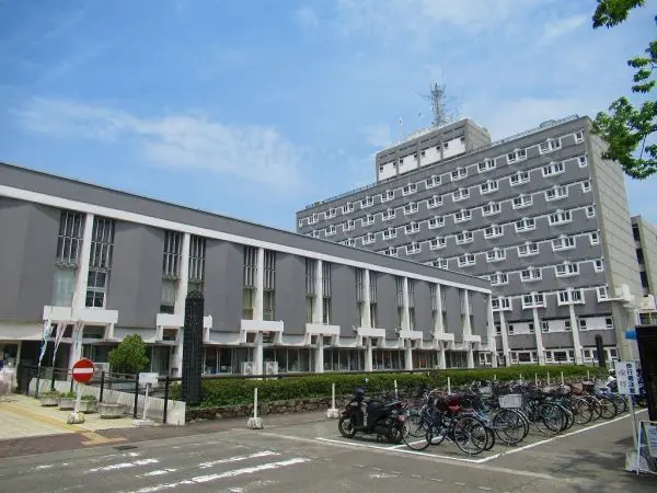 尼崎市役所まで徒歩１３分です。