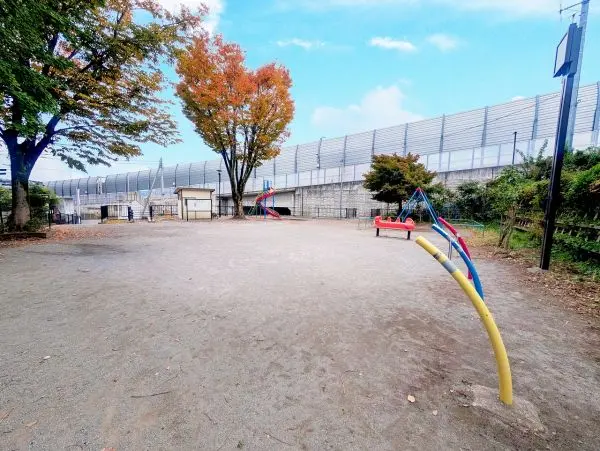 徒歩2分。小さなお子様とも気軽に遊びに行ける距離にある公園です。