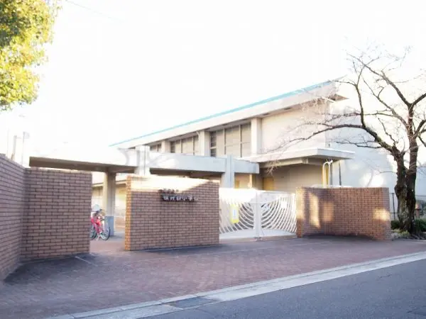 徒歩14分。令和5年(2023年)に創立150周年を迎えられた歴史ある小学校です