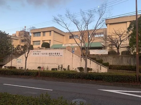 生駒市立上中学校までは徒歩27分の立地となっております。周辺情報等もお気軽にお問い合わせください。