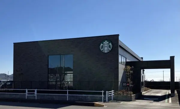 徒歩12分。ドライブスルーが利用できる店舗。広々とした駐車場有。営業時間は8:00～22:00。
