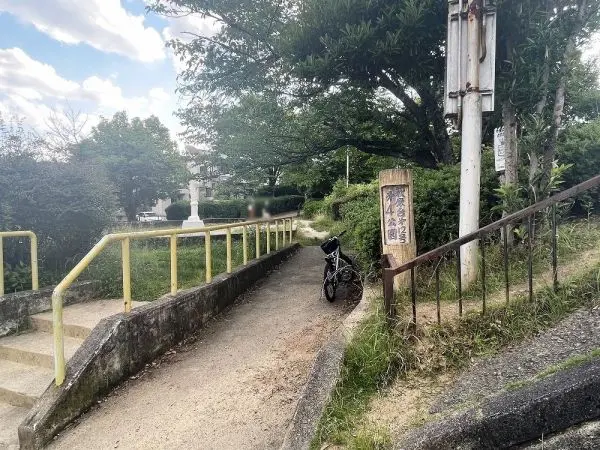 住宅街の中にある公園です。広い敷地の中に滑り台やブランコなどが設置されています。