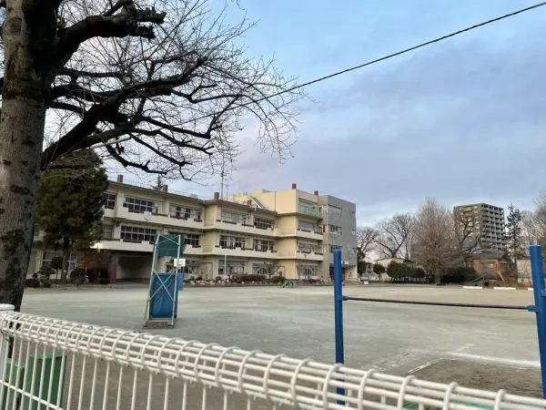 徒歩12分／明治6年創立の歴史と伝統ある小学校。児童数役460名。
