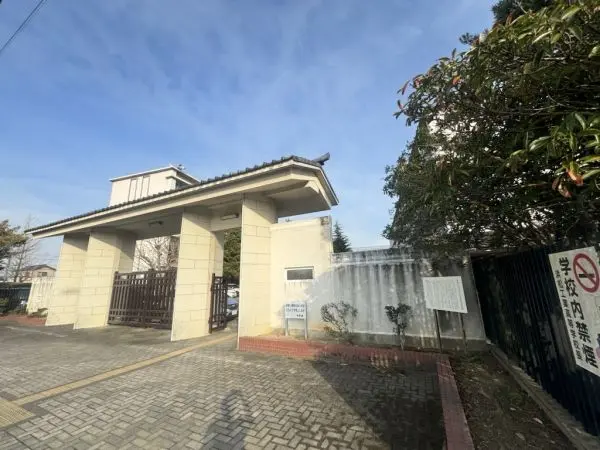 徒歩19分。各学科で特色のある授業や活動が実施されています。