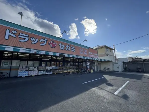 営業時間は9:00～21:30。医薬品の他、化粧品、食料品、日用品、ベビー用品、ペット用品などが販売
