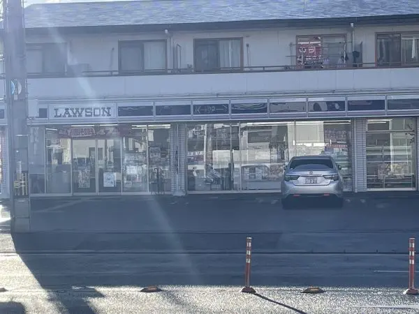 ローソン橿原木原店まで１２分です。その他、スーパー等も徒歩１５分圏内の住環境となっております。