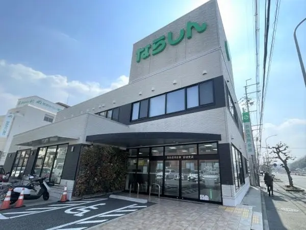 奈良信用金庫富雄支店まで徒歩７分。
その他銀行やスーパー等も徒歩８分圏内の住環境となっております。