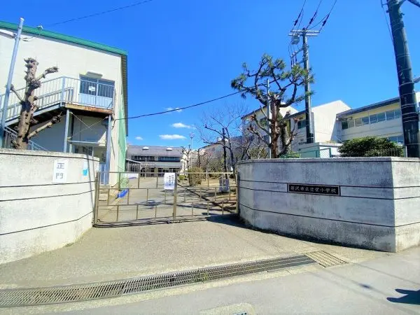 徒歩2分。低学年のお子様でも通学の負担が少なくすみそうな距離です。