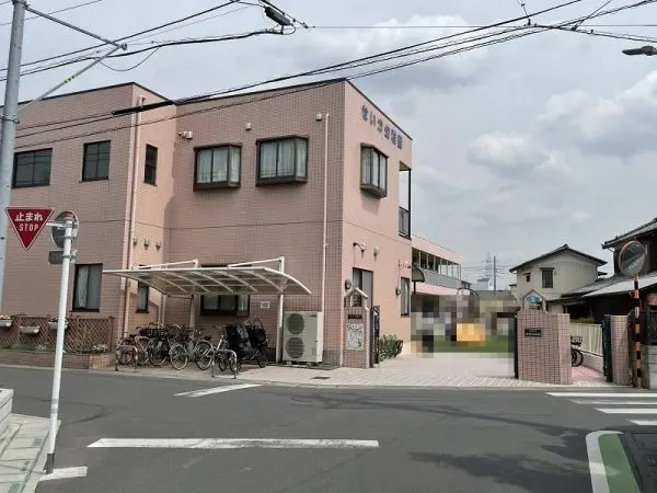 徒歩7分。通常保育終了後や長期休暇中などに預かり保育が行われています(有料)。