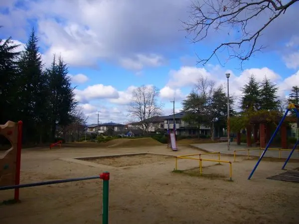 グラウンドやテニスコートなどのある公園です。遊具が設置されたスペースもあります。