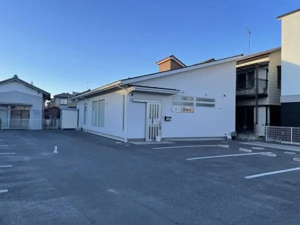 徒歩18分。診療時間9:00～12:00、14:30～18:00。休診日は水・土曜午後・日・祝です。