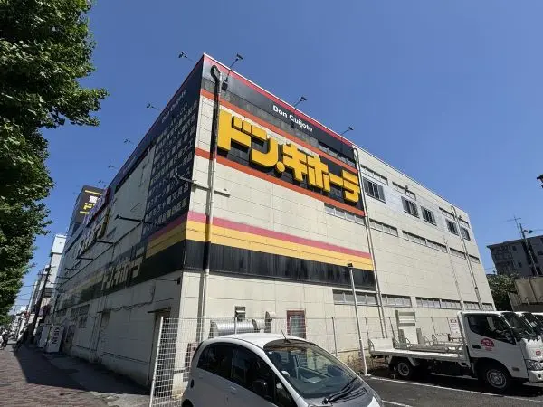 徒歩23分。多摩ニュータウン通り沿いにあり車で利用しやすい店舗です。深夜まで営業しています。