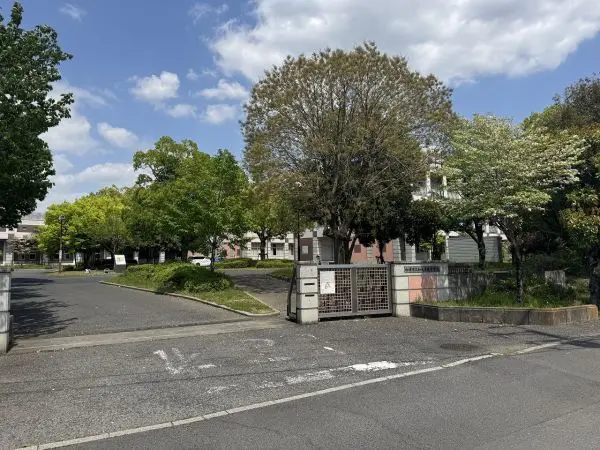 徒歩19分。毎日の通学時間は、友達とのコミュニケーションを育む大切なひと時。