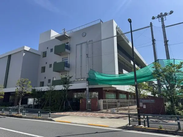 徒歩8分。お子様が6年間通学しやすい距離にあります。学校HPがあり、教育目標などを確認できます。