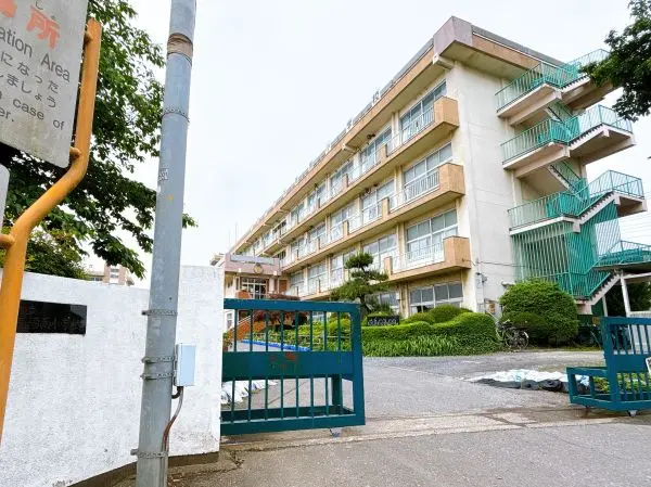 徒歩10分／小学生の足でも負担の無い距離にです。児童数令和6年度419名。
