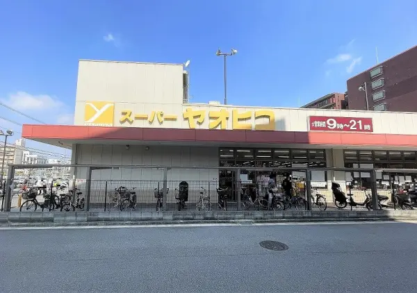 スーパーヤオヒコ富雄店まで徒歩１８分。
駐車場があるため、お車でのアクセスも可能となっております。