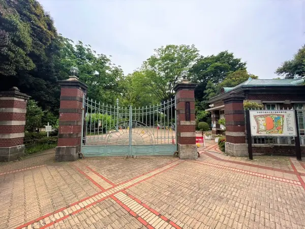 徒歩5分。広大な緑あふれる都会のオアシスが身近な距離に。