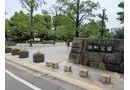 徒歩5分。総合スポーツセンターや浜町運動場などの体育施設、デイキャンプ場などが設置された大きな公園。