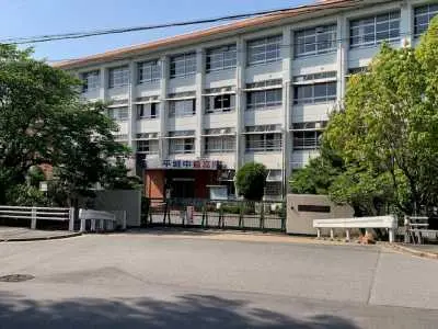 平城中学校まで徒歩11分です。
毎日のお子さまの通学も元気に通っていただける距離となっております。