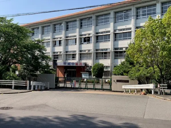 平城中学校まで徒歩11分です。
毎日のお子さまの通学も元気に通っていただける距離となっております。