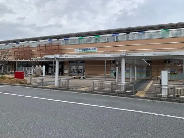 近鉄学研奈良登美ヶ丘駅まで徒歩１９分の立地です。近鉄けいはんな線の始発駅となっております。