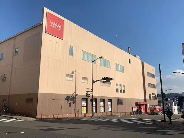 コナミスポーツクラブ生駒店まで徒歩12分です。フィットネス・スクールが中心のスポーツクラブです。