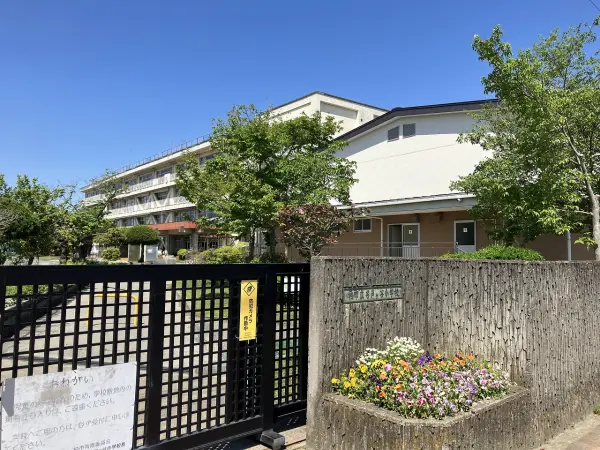 徒歩5分。学校教育目標は、自分で考え判断し 夢の実現に向けて たくましく生きる子の育成です。