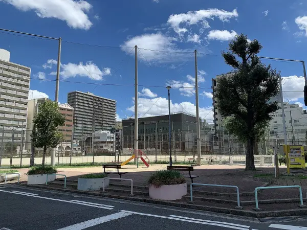 徒歩8分。市営の運動場が設置された公園。