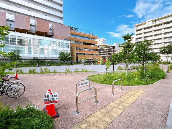 徒歩2分／子育て支援センターおおみやが隣にあり外で疲れたら室内で楽しめるスポットもあります。