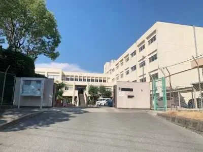 二名小学校まで徒歩13分です。毎日のお子さまの通学も元気に通っていただける距離となっております。