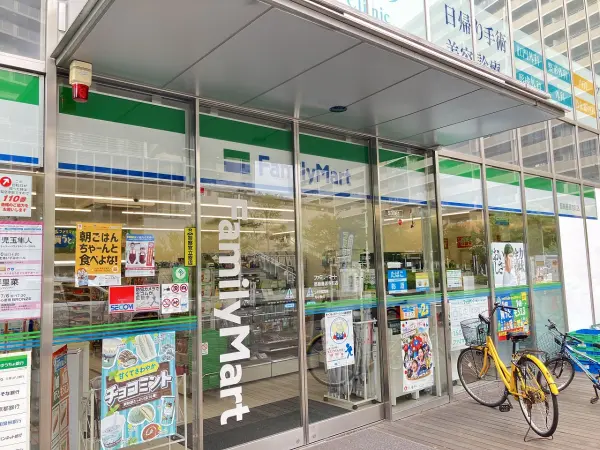 徒歩4分。何かちょこっと買い出しに行きたいときや飲み物だけサッと買いたいときなど気軽に立ち寄れる距離