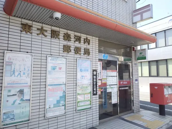 徒歩4分。土日に利用可能なATMが設置されています。徒歩で向かっても負担の少ない距離です