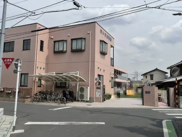 徒歩7分。通常保育終了後や長期休暇中などに預かり保育が行われています(有料)。