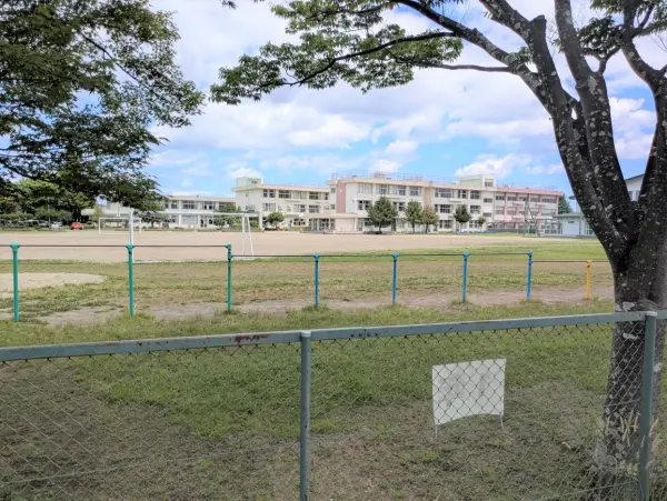 学校教育目標　心豊かに　自ら学び　たくましく生きる　児童の育成
