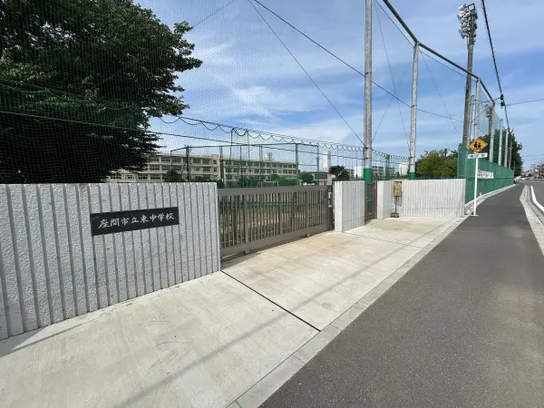 中学校です。徒歩9分。