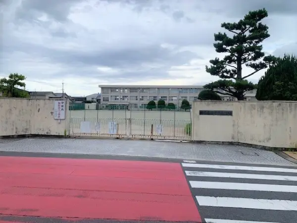 真菅小学校まで徒歩10分です。毎日のお子さまの通学もしていただきやすい距離となっております。