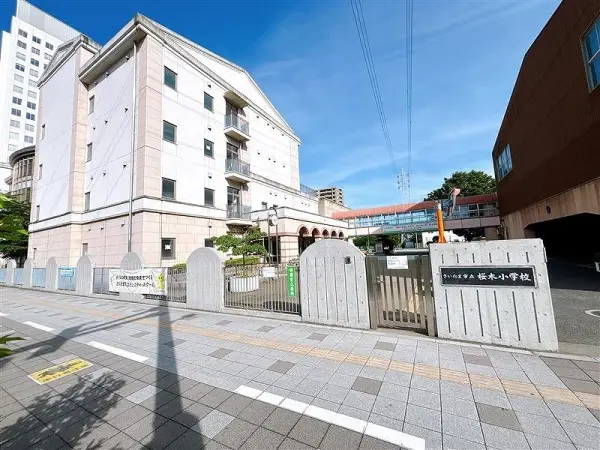 徒歩20分／明治35年大宮尋常高等小学校仮教室と称し授業開始した歴史と伝統ある小学校です。