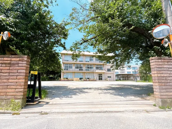 徒歩9分／学校教育目標心豊かなたくましい子・自分から学び考える子・明るく思いやりのある子