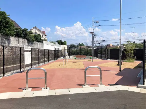 中山町西二丁目第８号街区公園まで徒歩2分です。
お子さまとお出かけしていただきやすい距離です。