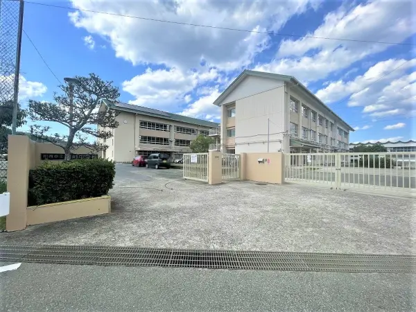 川西市立明峰中学校まで徒歩7分(約500ｍ)