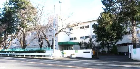 高根台第二小学校。徒歩7分。