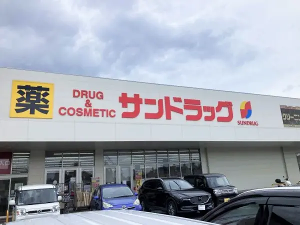 サンドラッグ精華町店まで徒歩17分。
駐車場があるため、お車でのアクセスも可能となっております。