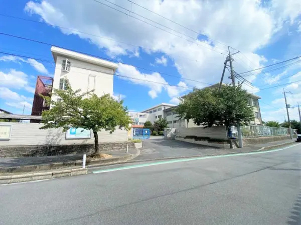 三笠中学校まで徒歩24分です。
毎日のお子さまの通学も元気に通っていただける距離となっております。