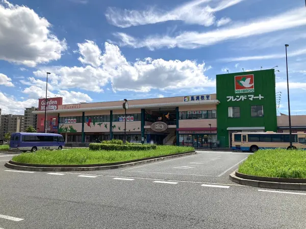 フレンドマート彩都店：徒歩14分（約1100m）