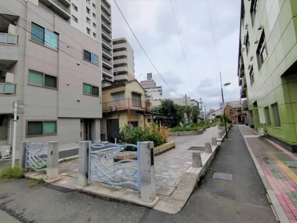 徒歩1分。かつて河川が流れていた場所。現在は緑豊かな遊歩道が整備されております。