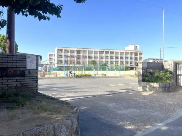 青和小学校まで徒歩10分です。
毎日のお子さまの通学もしていただきやすい距離となっております。