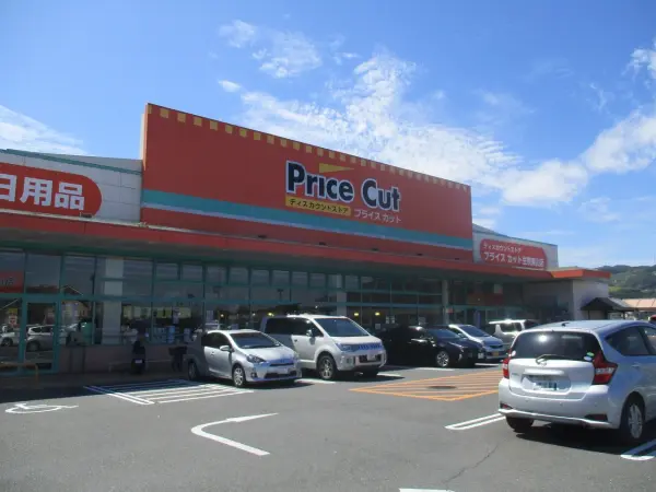 プライスカット生駒東山店まで徒歩17分です。
駐車場があるため、お車でのアクセスも可能です。