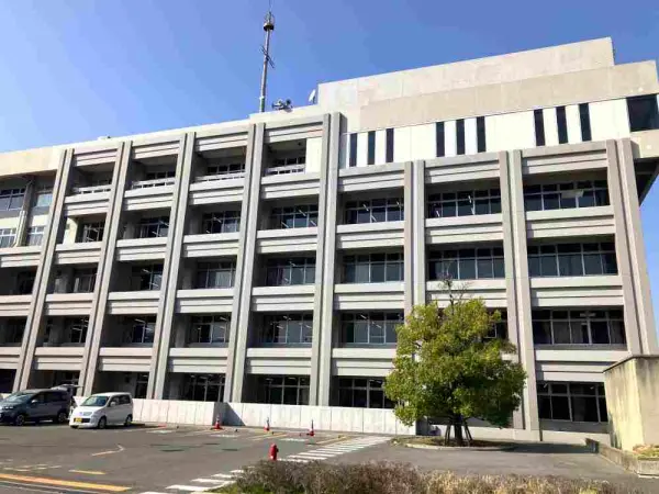 香芝市役所まで徒歩18分です。
駐車場があるため、お車でのアクセスも可能となっております。